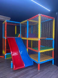 Proteção em playground de condomínio com brinquedos
