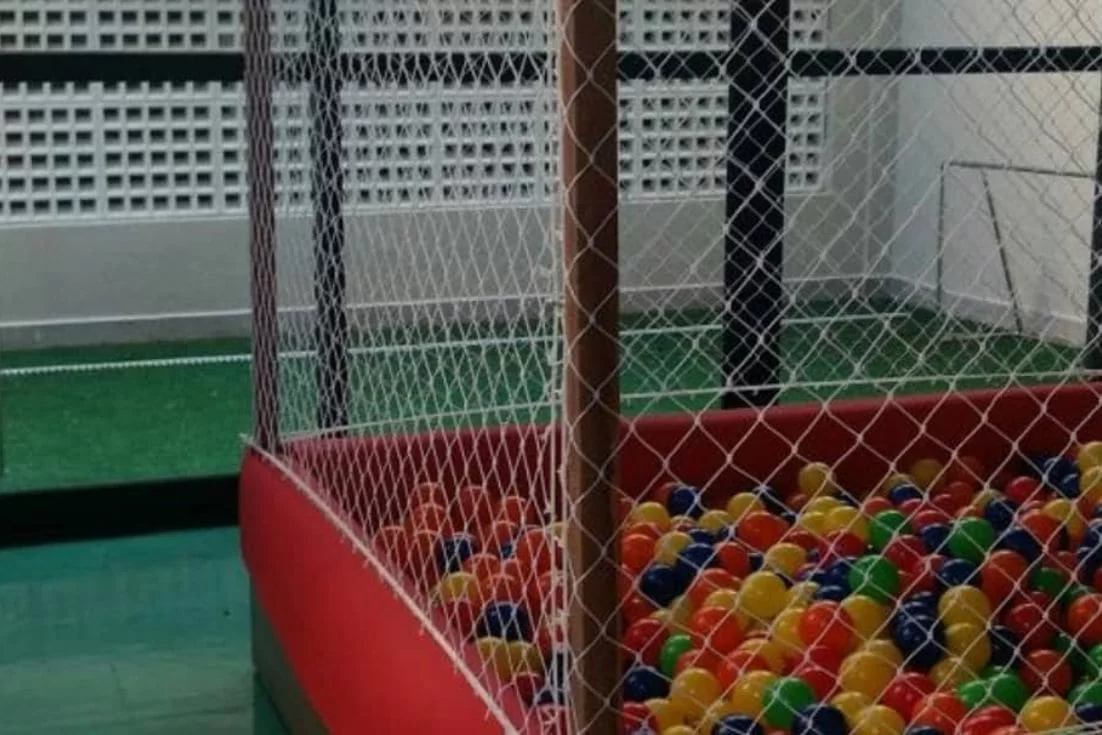 Rede de proteção em playground residencial colorido