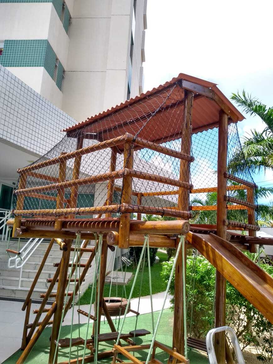 Playground com rede de proteção em torres infantis