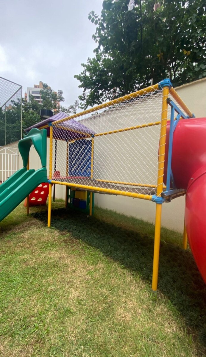 Rede de proteção em playground com plataformas elevadas