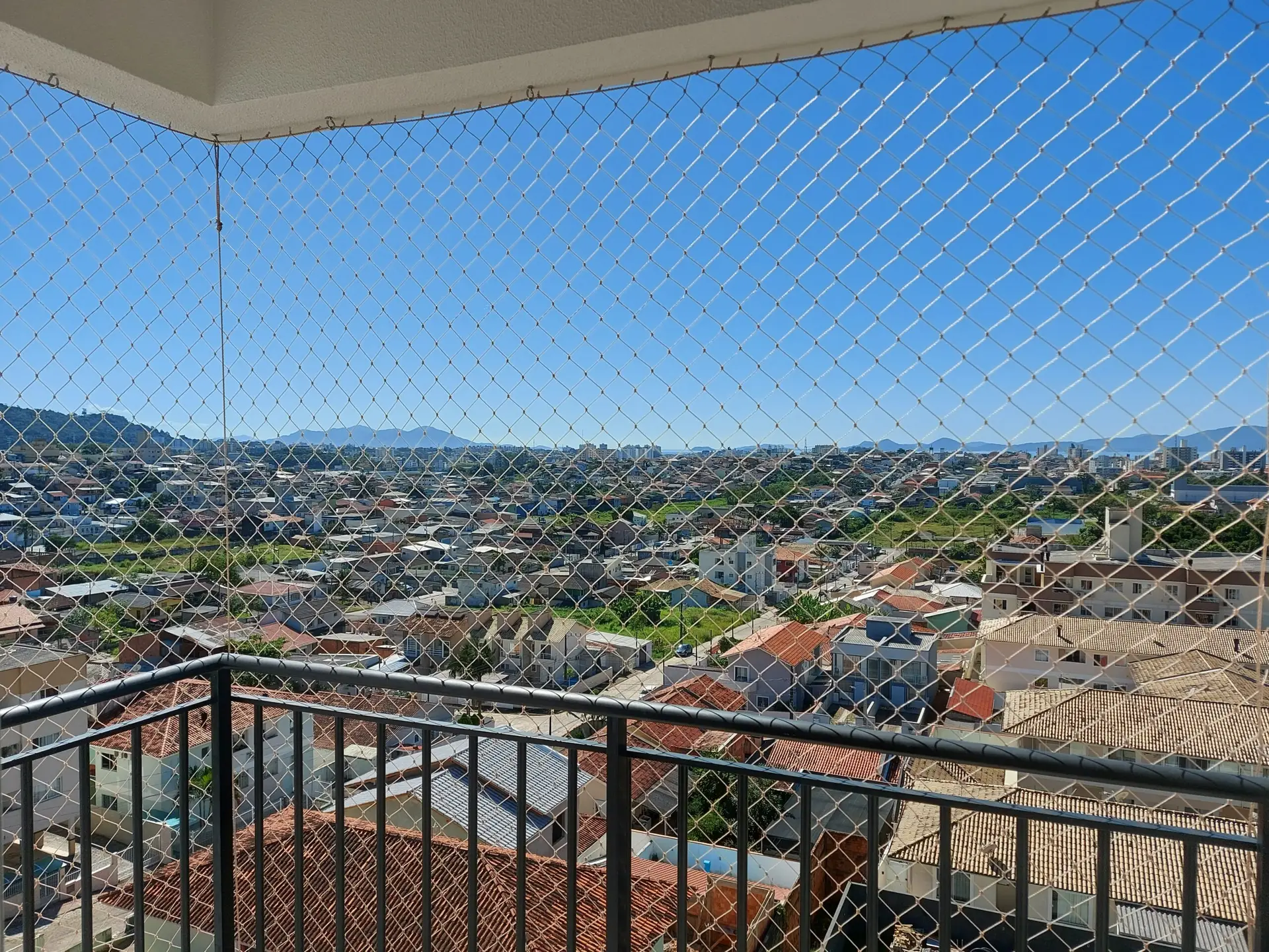 Rede em fachada de prédio corporativo paulistano